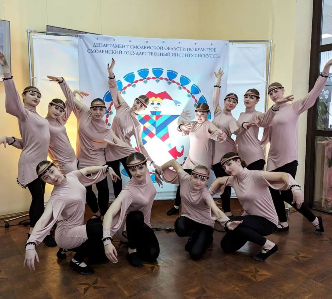 Хореографический коллектив "Задоринки" вернулся с Международного конкурса в Смоленске с тремя дипломами.