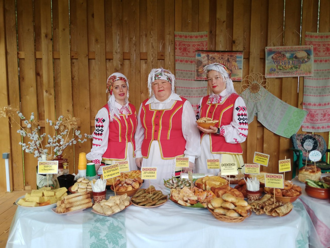 Народные коллективы белорусской национальной кухни и фольклора "Сладушка" Пальминского сельского Дома культуры и "Хозяюшка" Кабищенского сельского Дома культуры приняли участие в областном V фестивале белорусской национальной кухни "Дзвінскі смак"