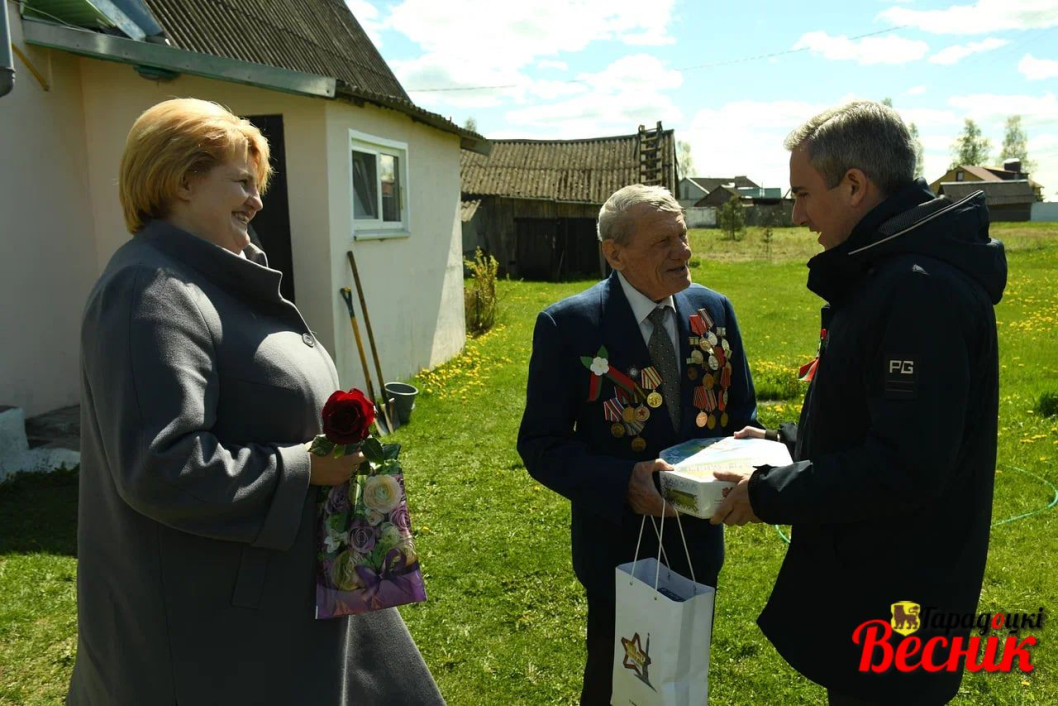 К поздравлению ветеранов Городокщины присоединился член Постоянной комиссии Совета Республики по образованию, науке, культуре и социальному развитию, генеральный директор государственного учреждения «Центр культуры «Витебск» Глеб Лапицкий